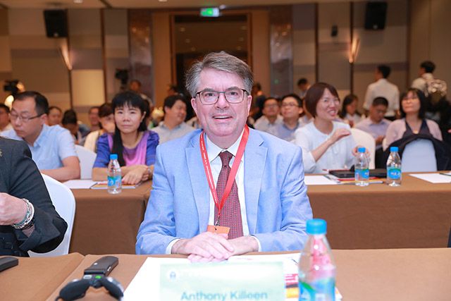 Dr.-Anthony（没有讲课的拍照，可以不用这个照片）.jpg